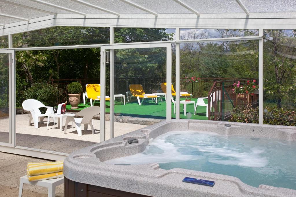 Logis Hotel Restaurant Les Cedres Joyeuse Εξωτερικό φωτογραφία